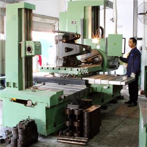 機(jī)鉸大修 模板加工鏜孔中